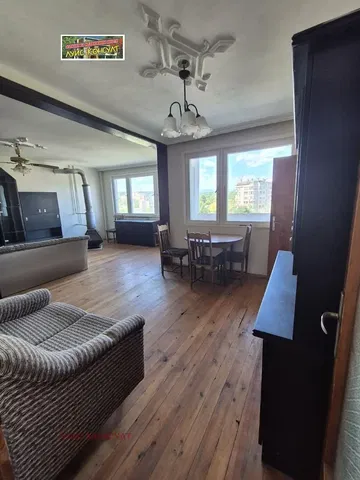 Дневна соба; дрвени под, камин, поглед, природно светло