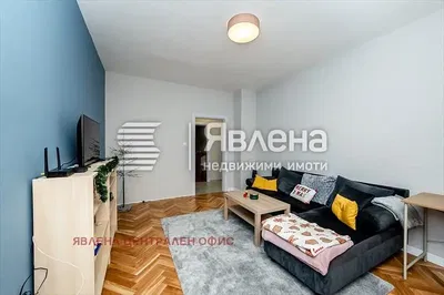 Дневна соба; дрвени под, природно светло, модерни стил