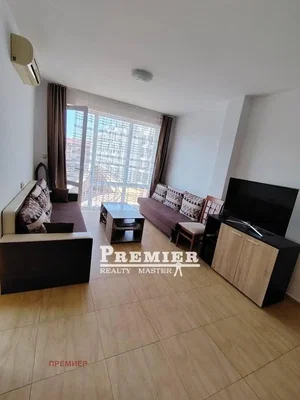 Obývací pokoj; dlažba, výhled, přirozené světlo