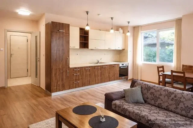 Oturma odası; manzara, ahşap zemin, doğal ışık