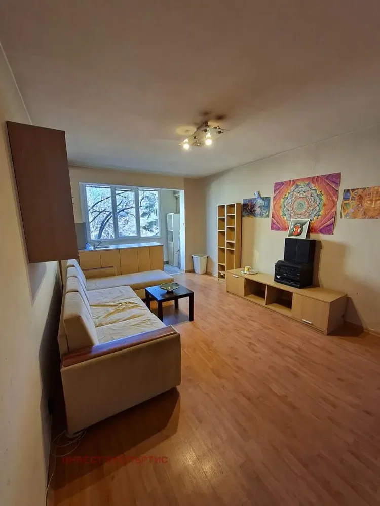 Obývací pokoj; dřevěná podlaha, přirozené světlo, moderní styl
