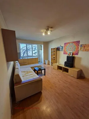 Obývací pokoj; dřevěná podlaha, přirozené světlo, moderní styl