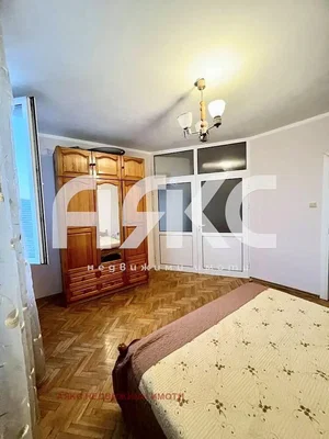 Yatak odası; ahşap zemin, doğal ışık