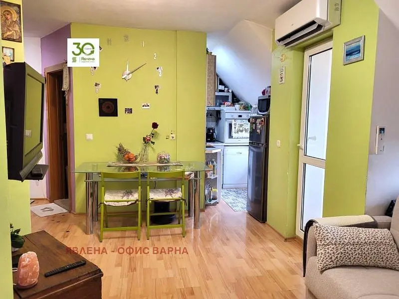 Oturma odası; mutfak aletleri, doğal ışık, modern stil