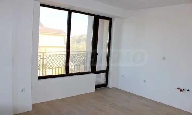 Salon; widok, podłoga drewniana, światło dzienne