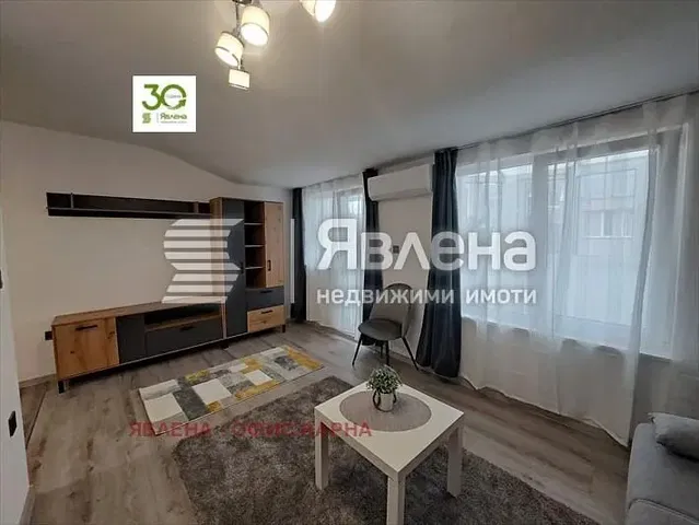 Oturma odası; manzara, ahşap zemin, doğal ışık, modern stil