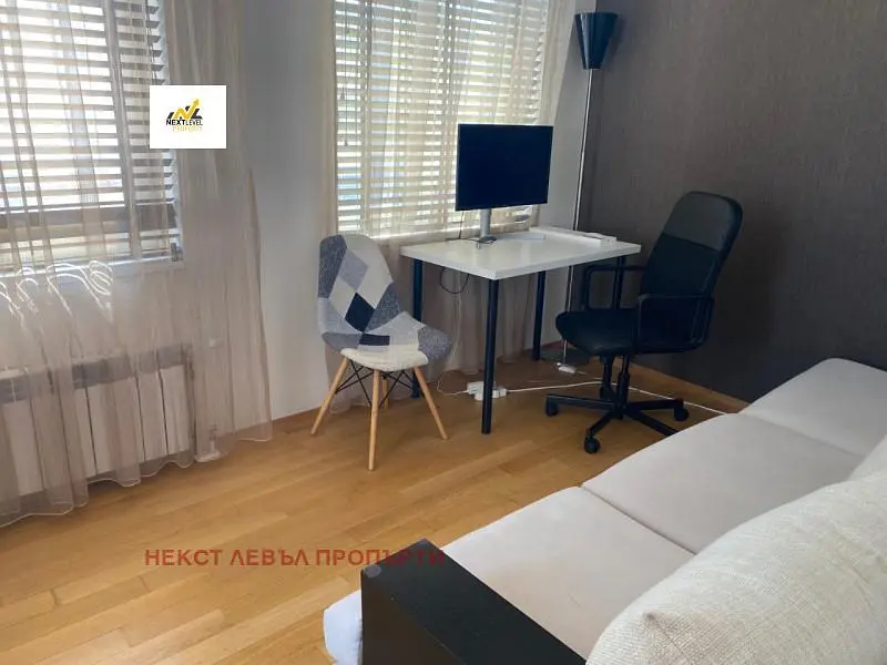 Ložnice; přirozené světlo, dřevěná podlaha