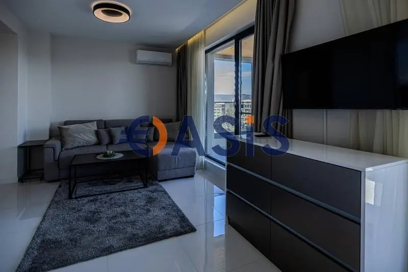 Woonkamer; uitzicht, moderne stijl, tegelvloer, natuurlijk licht