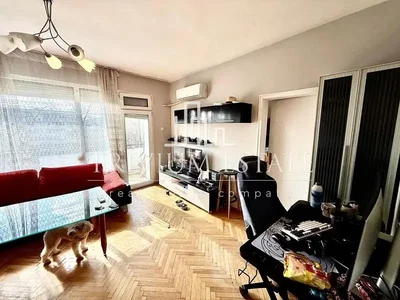 Dnevni boravak; drveni pod, prirodna svjetlost, moderan stil