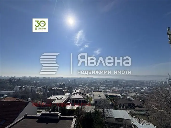 Dům a okolí; výhled