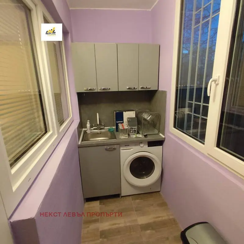 Kuhinja; kućanski aparati, pločice, prirodna svjetlost