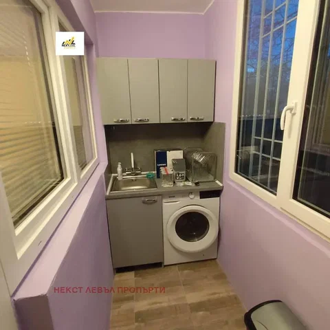 Cucina; elettrodomestici, pavimento in piastrelle, luce naturale