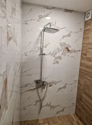 Bagno; pavimento in piastrelle, ristrutturato, luce naturale