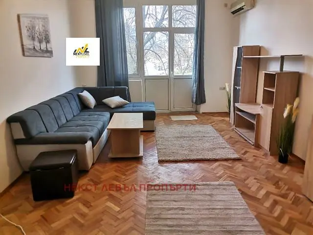 Soggiorno; pavimento in legno, luce naturale, stile moderno