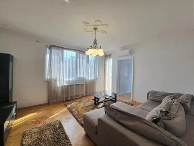 Soggiorno; luce naturale, pavimento in legno, stile moderno