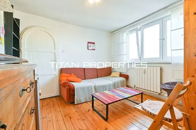 Obývací pokoj; dřevěná podlaha, přirozené světlo