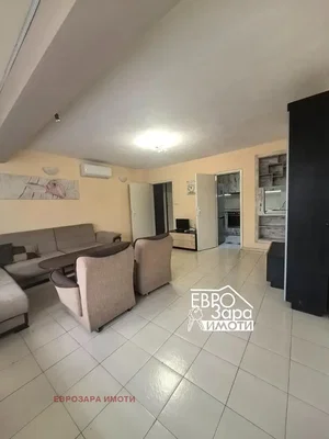 Obývací pokoj; dlažba, přirozené světlo