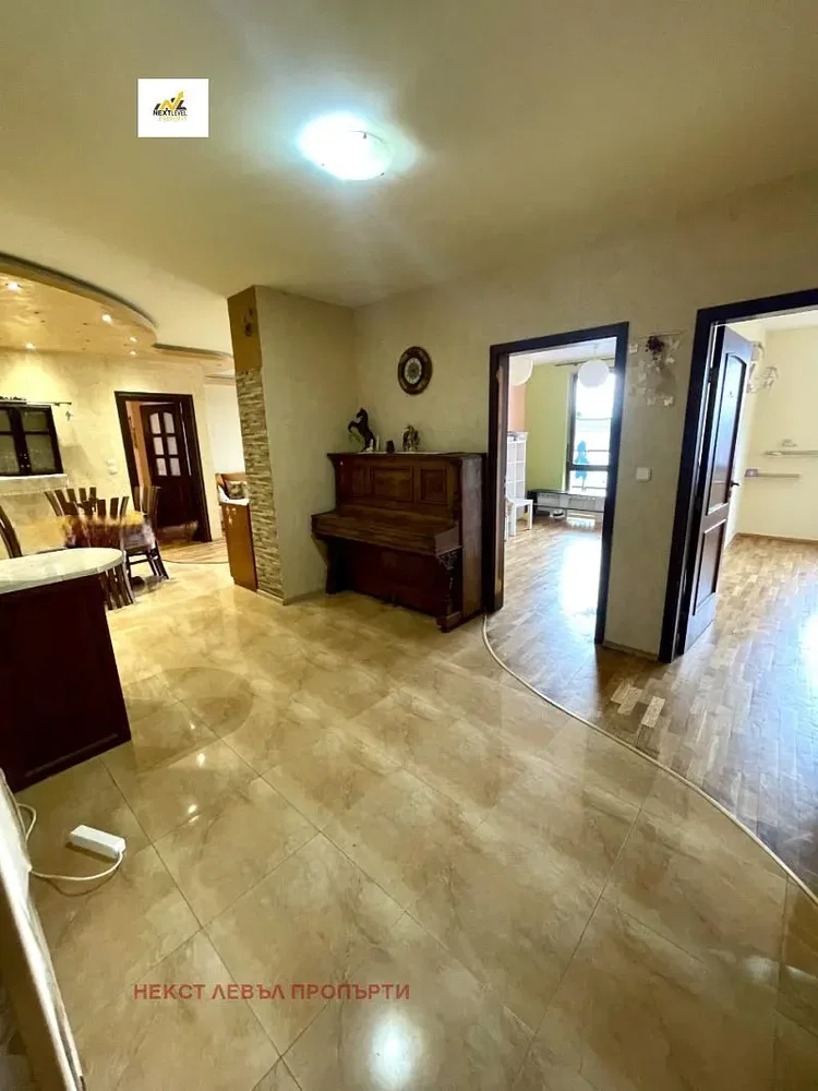 Soggiorno; pavimento in piastrelle, luce naturale