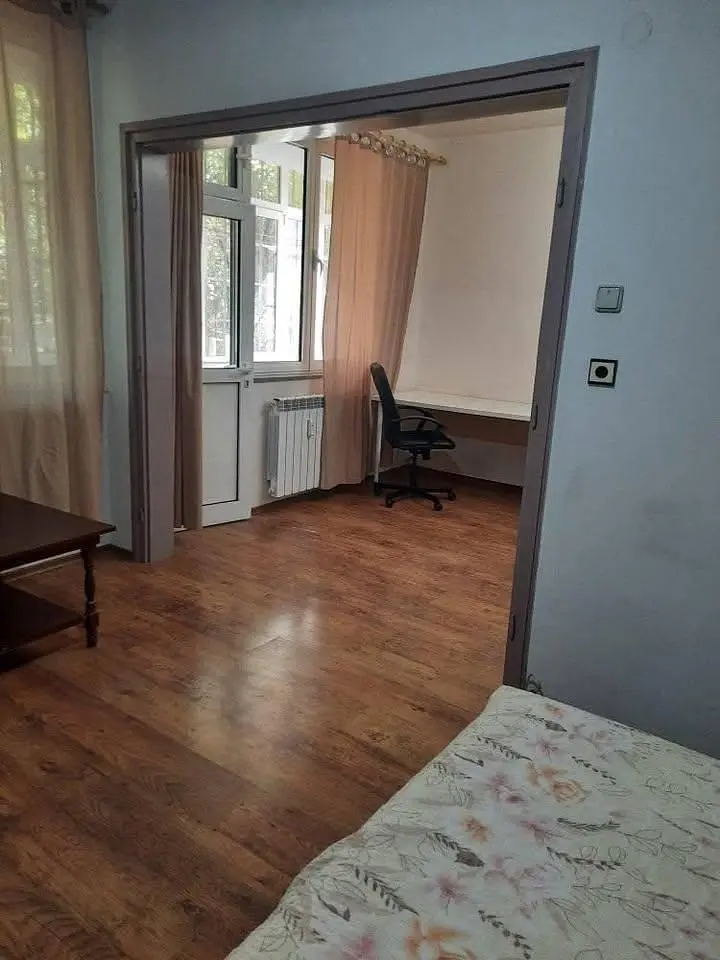 Spavaća soba; drveni pod, prirodna svjetlost