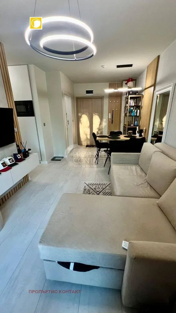 Salon; carrelage, lumière naturelle, style moderne