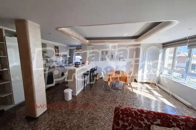 Kuhinja; pogled, prirodna svjetlost