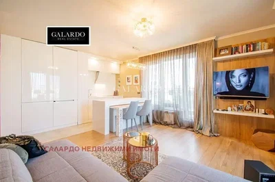 Obývací pokoj; výhled, moderní styl, dřevěná podlaha, přirozené světlo