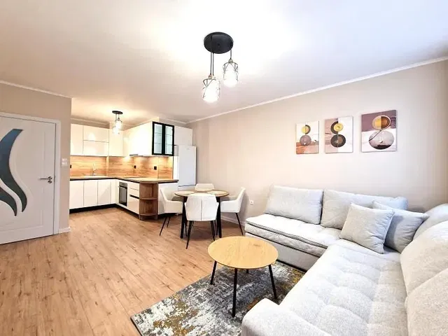 Woonkamer; natuurlijk licht, moderne stijl, houten vloer