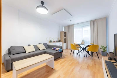 Oturma odası; doğal ışık, modern stil, ahşap zemin