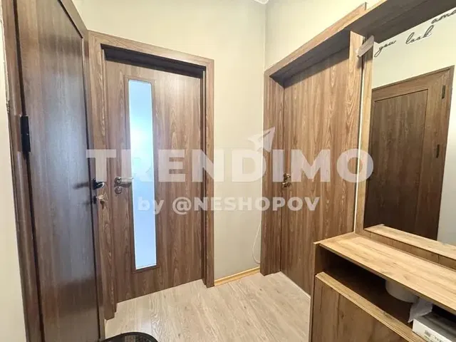 Garderobe; houten vloer, gerenoveerd