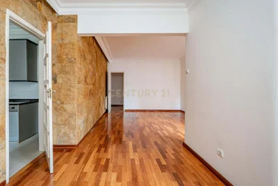 Wohnzimmer; holzboden, tageslicht