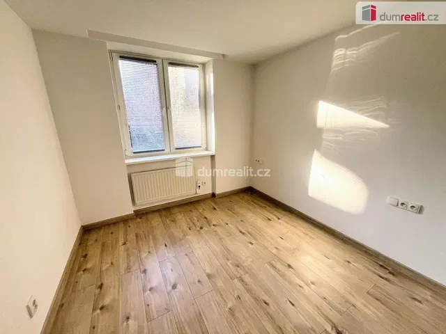 Schlafzimmer; holzboden, tageslicht, renoviert