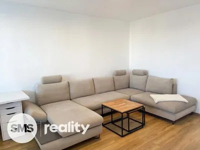 Obývací pokoj; dřevěná podlaha, moderní styl, přirozené světlo