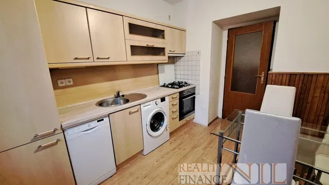 Cucina; elettrodomestici, pavimento in piastrelle