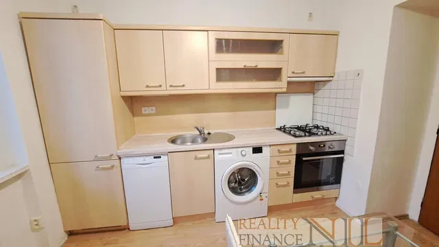 Cucina; elettrodomestici, pavimento in piastrelle