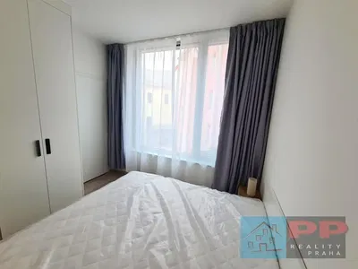 Spavaća soba; prirodna svjetlost, drveni pod