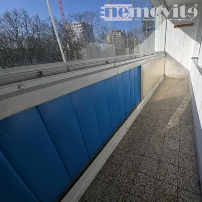 Balcone; vista, pavimento in piastrelle