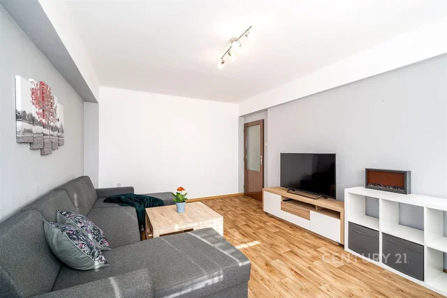 Woonkamer; natuurlijk licht, houten vloer, moderne stijl