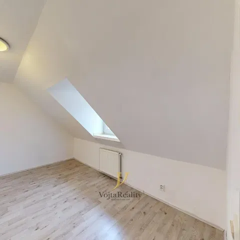 Camera dei bambini; pavimento in legno, luce naturale