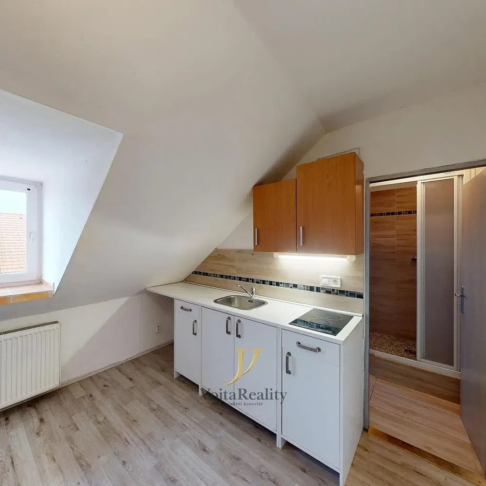 Kuhinja; drveni pod, prirodna svjetlost