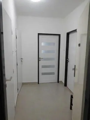 Garderobe; fliesenboden, tageslicht
