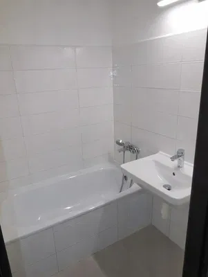 Badezimmer; fliesenboden, renoviert, tageslicht