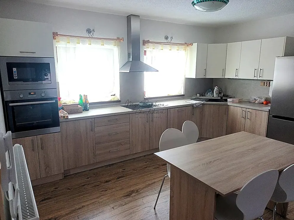 Cucina; elettrodomestici, pavimento in legno, luce naturale, stile moderno