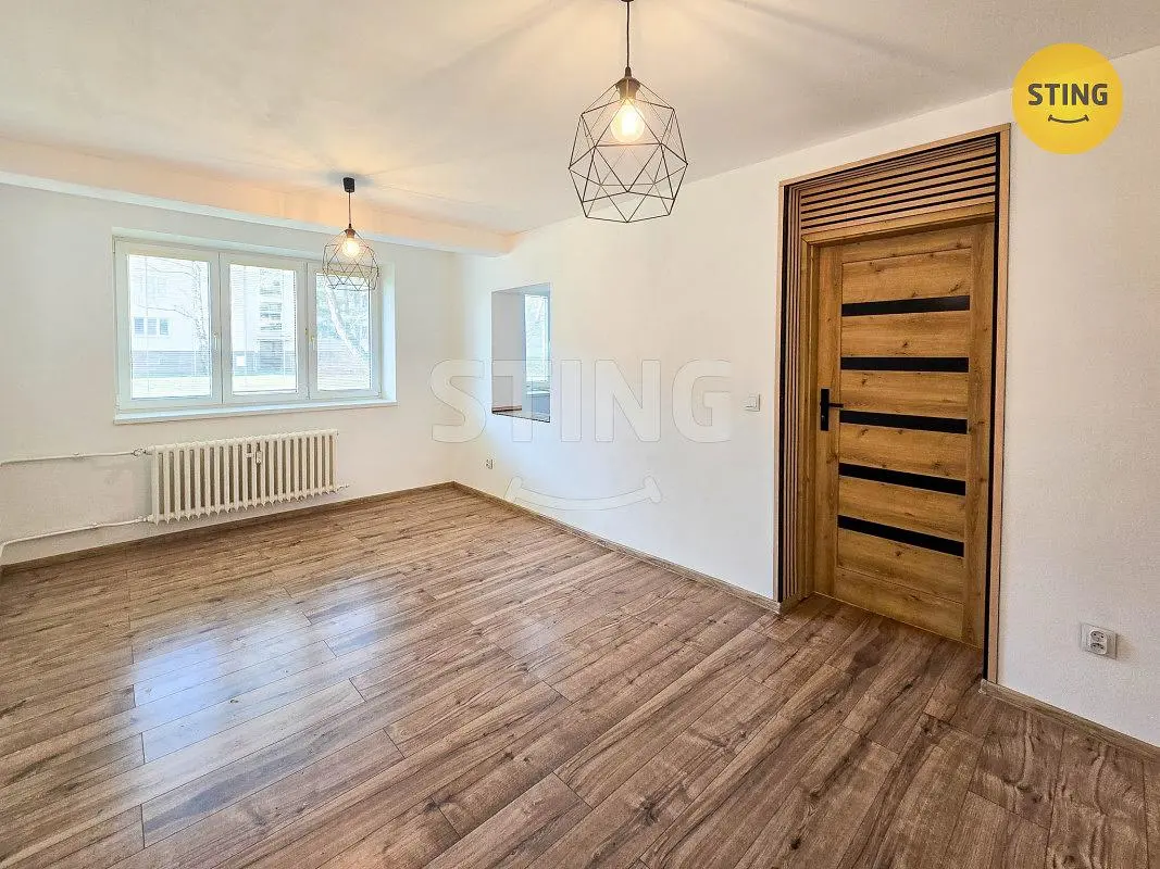 Schlafzimmer; holzboden, tageslicht