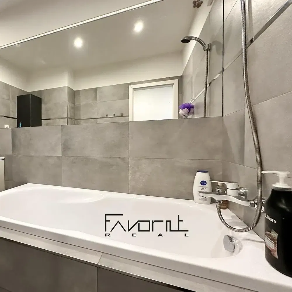 Banyo; fayans zemin, doğal ışık, tadilatlı