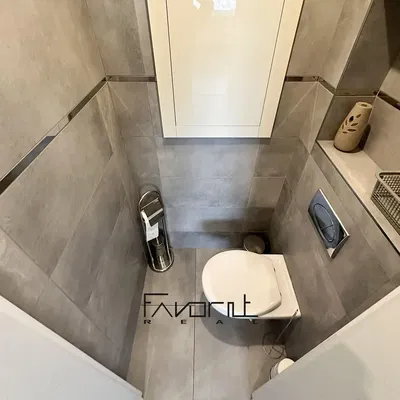 Tuvalet; fayans zemin, doğal ışık