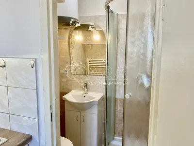 Banyo; fayans zemin, tadilatlı, doğal ışık, modern stil