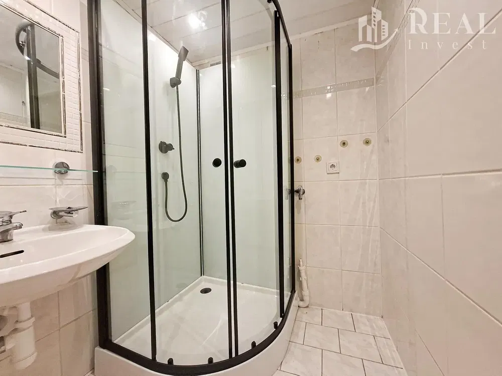 Banyo; fayans zemin, doğal ışık, tadilatlı