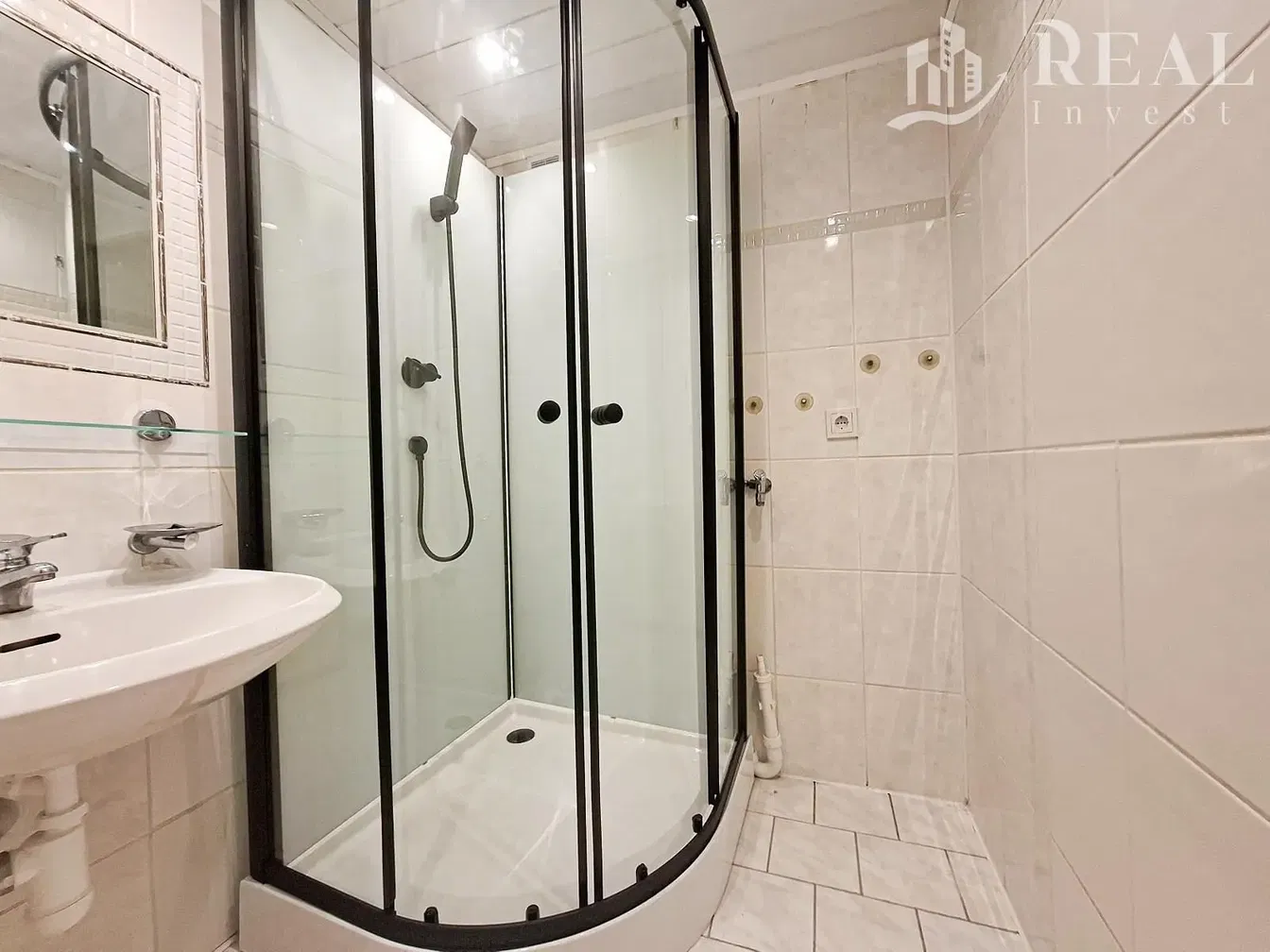 Banyo; fayans zemin, doğal ışık, tadilatlı