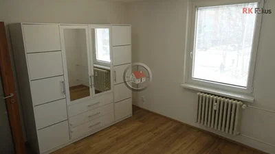 Schlafzimmer; holzboden, tageslicht
