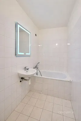 Badezimmer; fliesenboden, tageslicht, renoviert